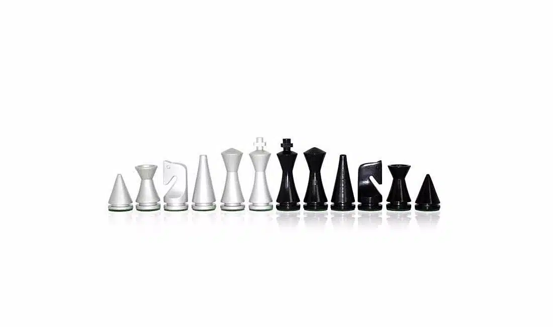 Ensemble Pyramide Moderne Gris Echiquier en Bois de Bruyère et d'Erable & Jeu d'Echecs en Bois Laqué Noir et Blanc – Image 8