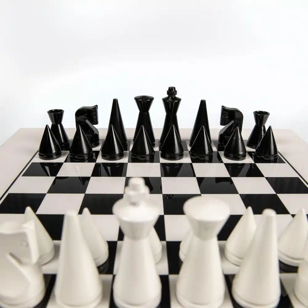 Ensemble Pyramide Moderne Blanc Echiquier en Bois Massif Laqué Blanc & Jeu d'Echecs en Bois Laqué Noir et Blanc – Image 5
