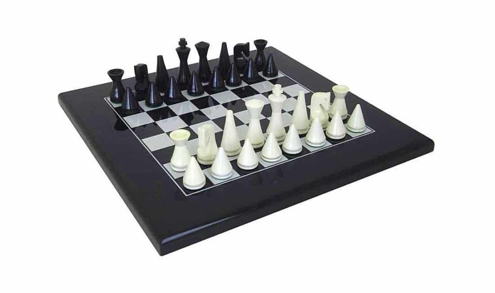 Ensemble "Pyramide Moderne Noir" Echiquier en Bois Massif Laqué Noir & Jeu d'Echecs en Bois Massif Laqué Noir et Blanc