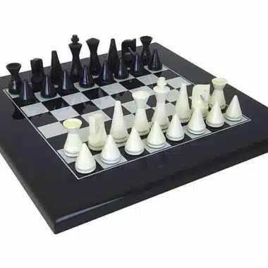 Ensemble "Pyramide Moderne Noir" Echiquier en Bois Massif Laqué Noir & Jeu d'Echecs en Bois Massif Laqué Noir et Blanc