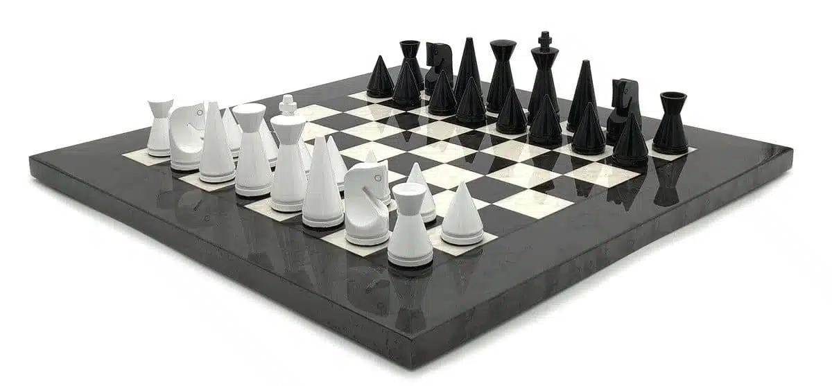Ensemble Pyramide Moderne Gris Echiquier en Bois de Bruyère et d'Erable & Jeu d'Echecs en Bois Laqué Noir et Blanc