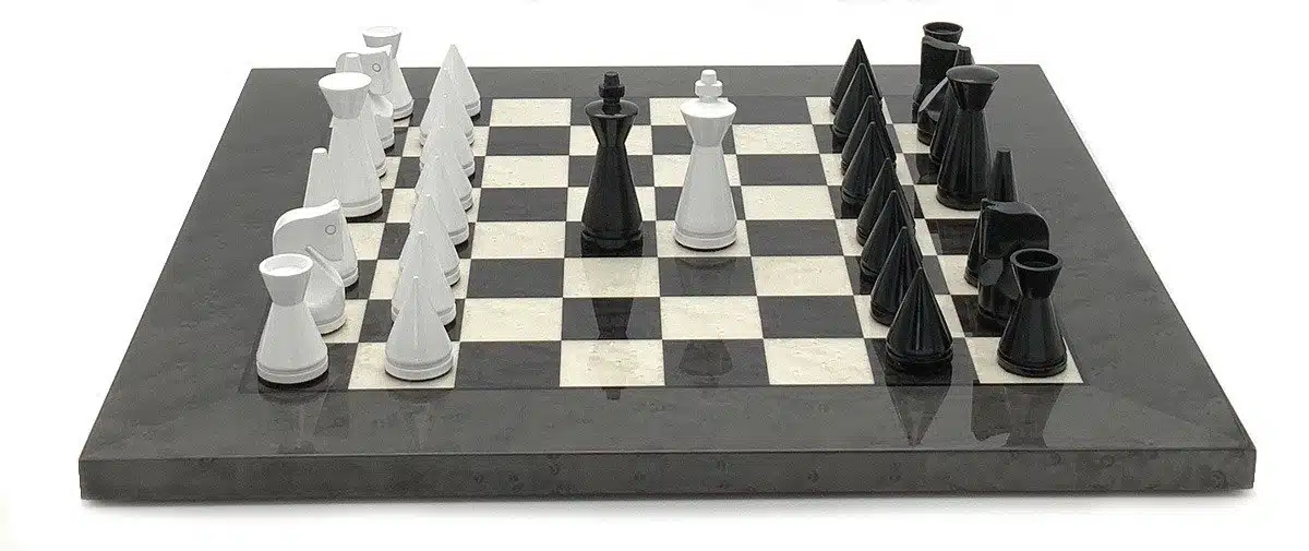 Ensemble Pyramide Moderne Gris Echiquier en Bois de Bruyère et d'Erable & Jeu d'Echecs en Bois Laqué Noir et Blanc – Image 2