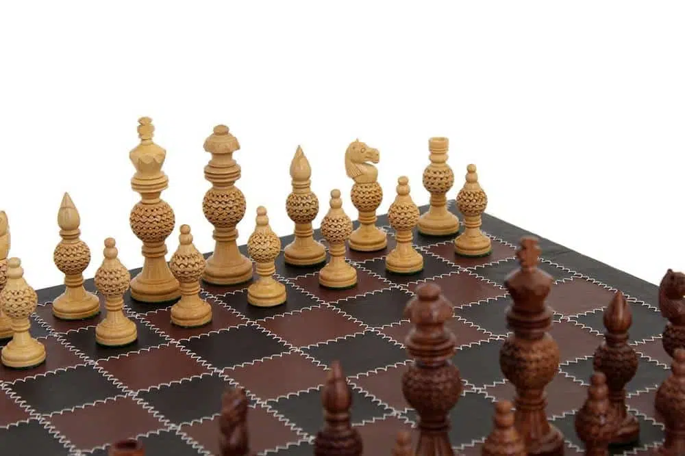 Ensemble Ashton Jeu d'Echecs en Bois et Echiquier en Cuir – Image 2