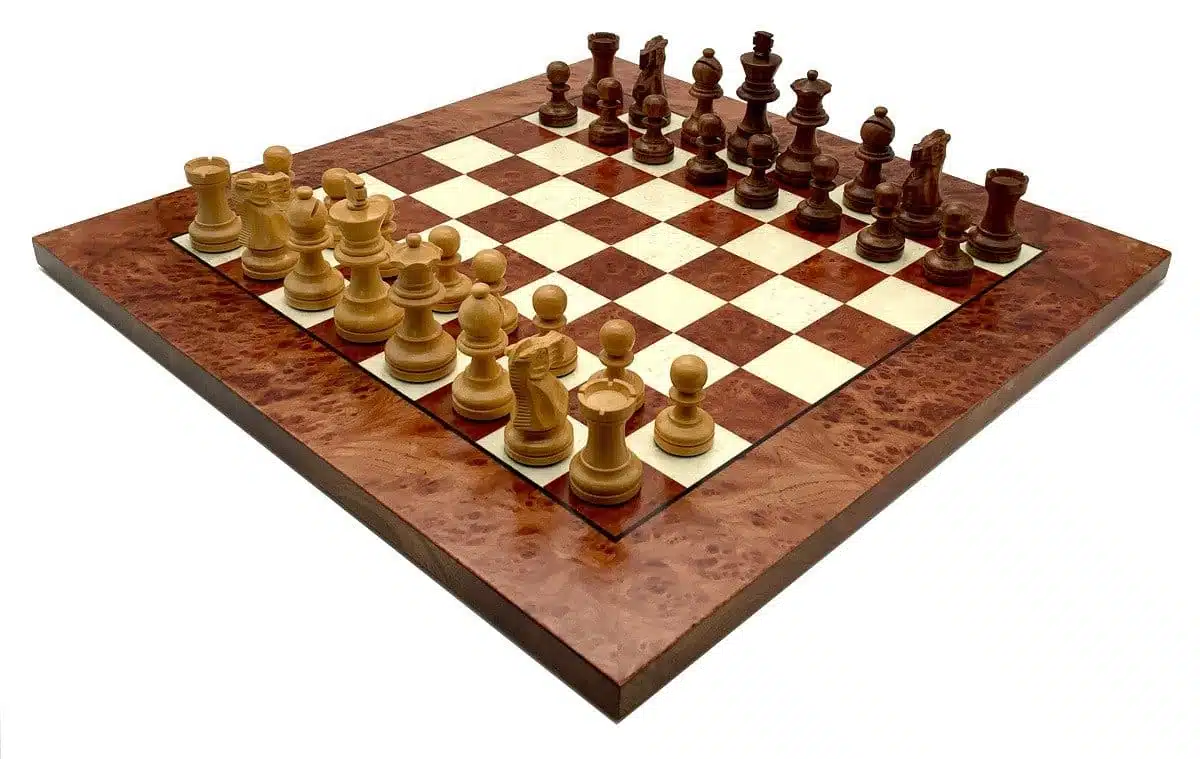 Ensemble Classic XVII Echiquier en Bois d'Orme et de Bruyère et Pièces d'Echecs en Bois de Rose Doreé – Image 3