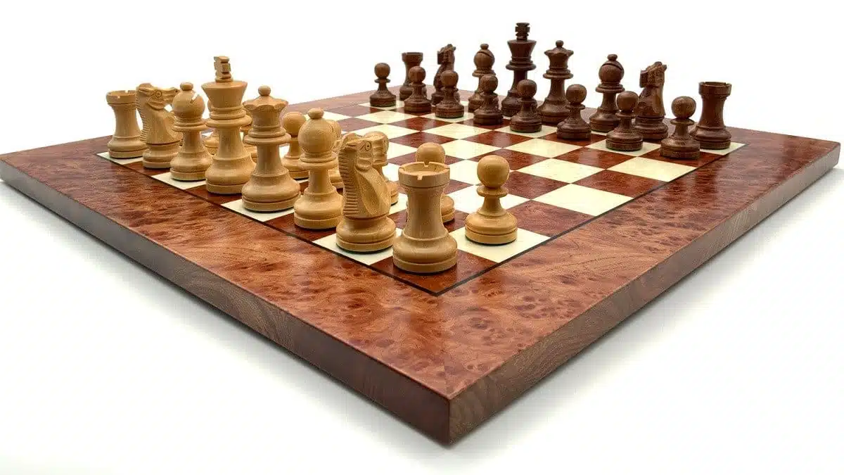 Ensemble Classic XVII Echiquier en Bois d'Orme et de Bruyère et Pièces d'Echecs en Bois de Rose Doreé – Image 4