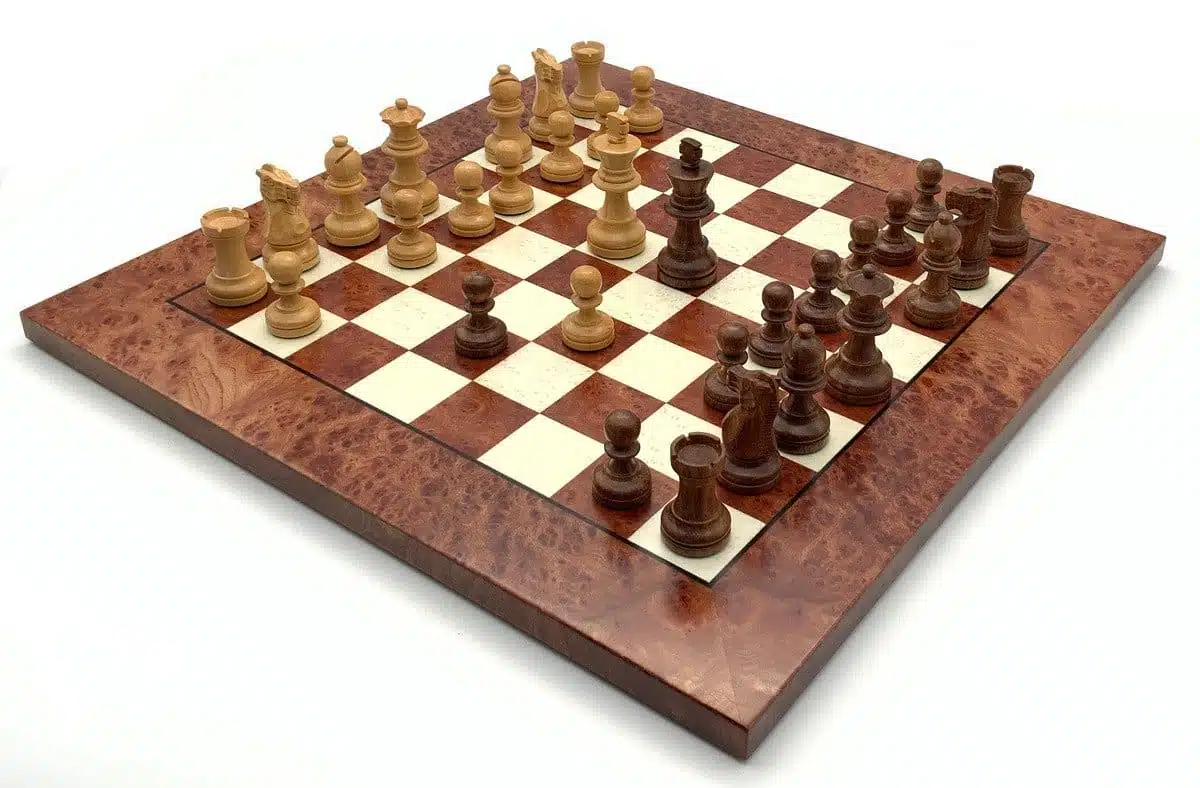 Ensemble Classic XVII Echiquier en Bois d'Orme et de Bruyère et Pièces d'Echecs en Bois de Rose Doreé