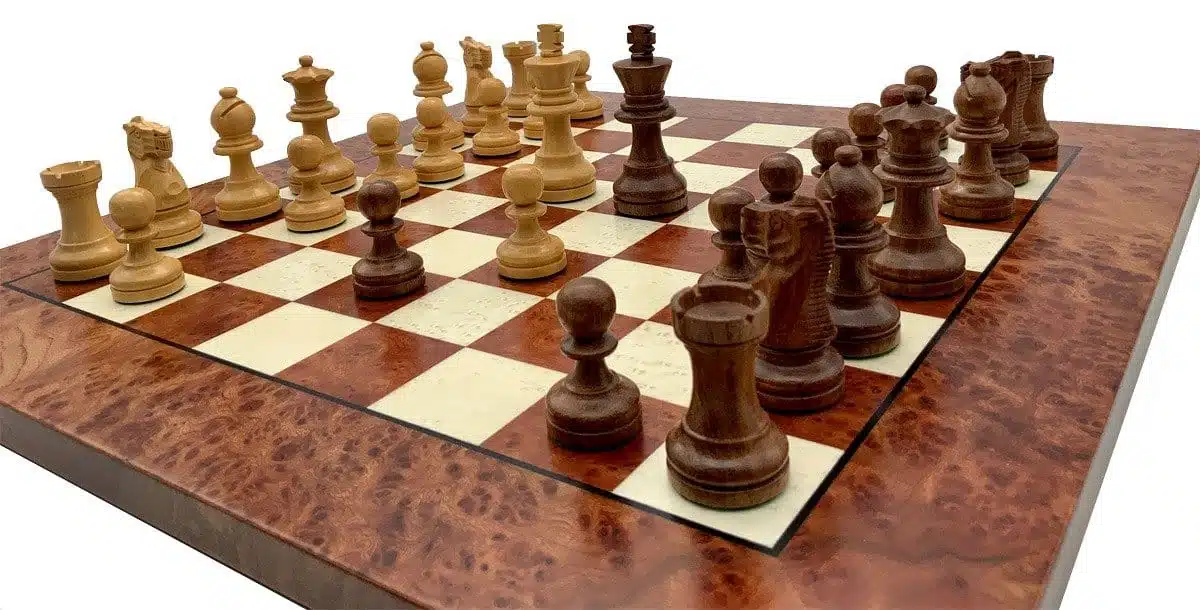 Ensemble Classic XVII Echiquier en Bois d'Orme et de Bruyère et Pièces d'Echecs en Bois de Rose Doreé – Image 2