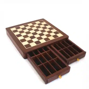 Échiquier en bois ouvert, tiroirs de rangement des pièces d'échecs visibles