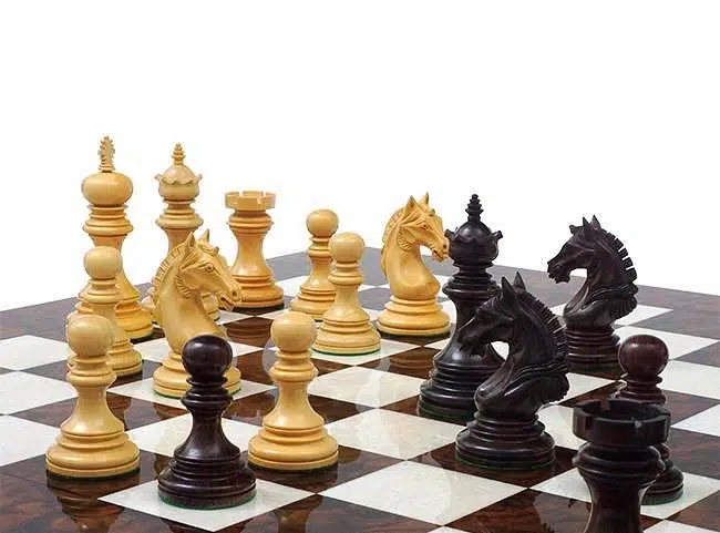 Ensemble Garvi Luxe Echiquier en Racine de Noyer Foncé Laqué & Jeu d'Echecs en Bois de Rose – Image 5