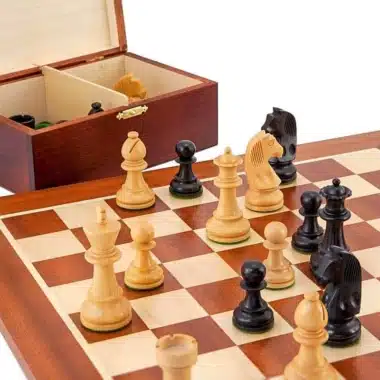 Alternative view of Ensemble Championship II Echiquier en Bois d'Acajou et d'Erable, Jeu d'Echecs en Bois de Buis et Buis Ebonisé &  Coffret de Rangement en Bois de Bouleau