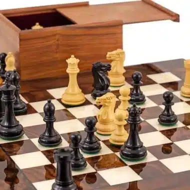 Coffret de rangement en bois de rose ouvert près des pièces d'échecs sur l'échiquier