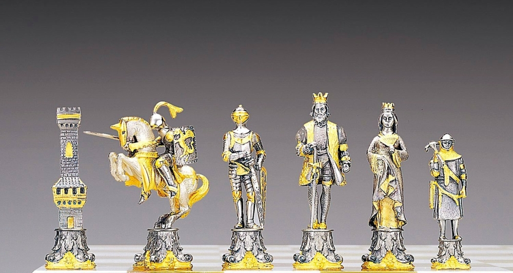 Ensemble "Bataille Médiévale" Echiquier et Jeu d'Echecs en Bronze, Onyx et Or 24 Carats