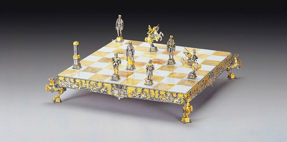 Ensemble "Little Médiéval" Echiquier et Jeu d'Echecs en Bronze, Onyx et Or 24 Carats