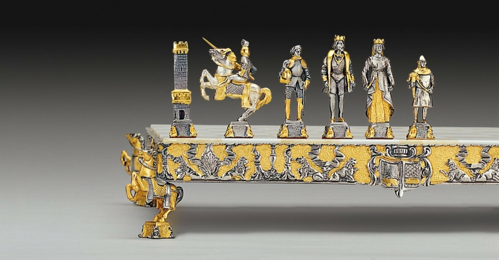 Ensemble "Little Médiéval" Echiquier et Jeu d'Echecs en Bronze, Onyx et Or 24 Carats