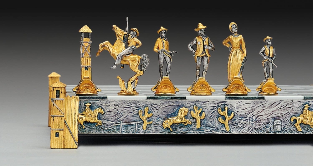 Ensemble "Cow Boy vs Indiens" Echiquier et Jeu d'Echecs en Bronze, Onyx et Or 24 Carats