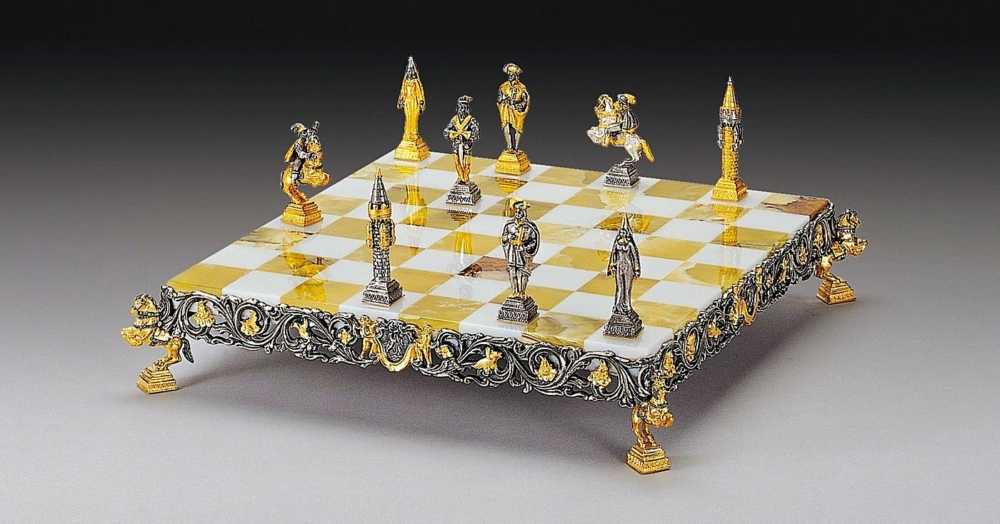 Ensemble "Gulliver et les Lilliputiens II" Echiquier et Jeu d'Echecs en Bronze, Onyx et Or 24 Carats