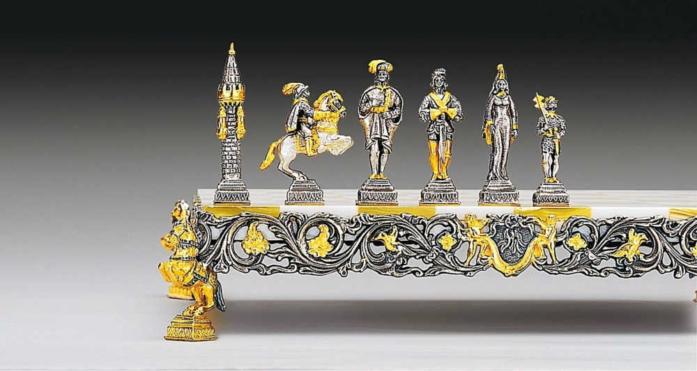 Ensemble "Gulliver et les Lilliputiens II" Echiquier et Jeu d'Echecs en Bronze, Onyx et Or 24 Carats