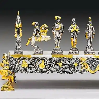 Ensemble "Gulliver et les Lilliputiens II" Echiquier et Jeu d'Echecs en Bronze, Onyx et Or 24 Carats