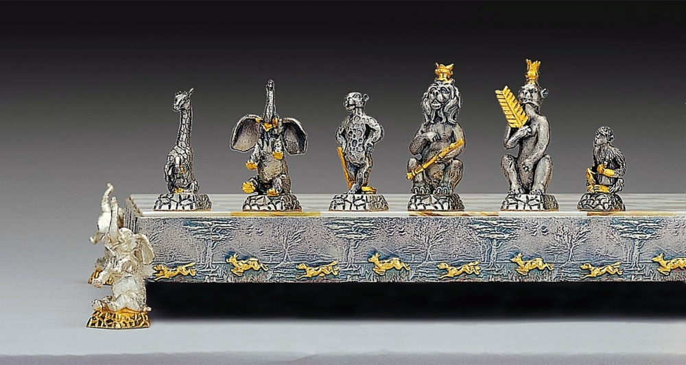 Ensemble "Animaux de la Jungle" Echiquier et Jeu d'Echecs en Bronze, Onyx et Or 24 Carats