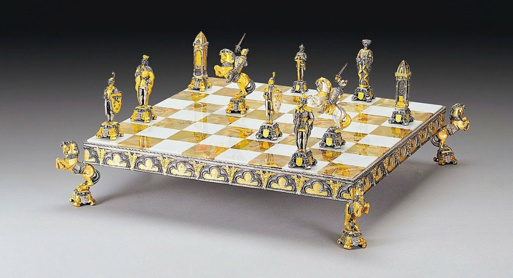 Ensemble "Médiéval" Echiquier et Jeu d'Echecs en Bronze, Onyx et Or 24 Carats