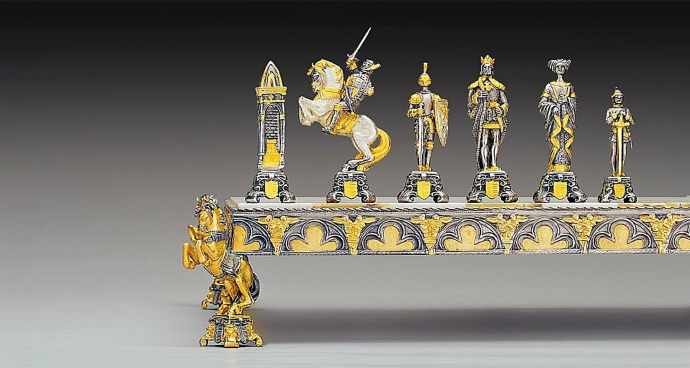 Ensemble "Médiéval" Echiquier et Jeu d'Echecs en Bronze, Onyx et Or 24 Carats