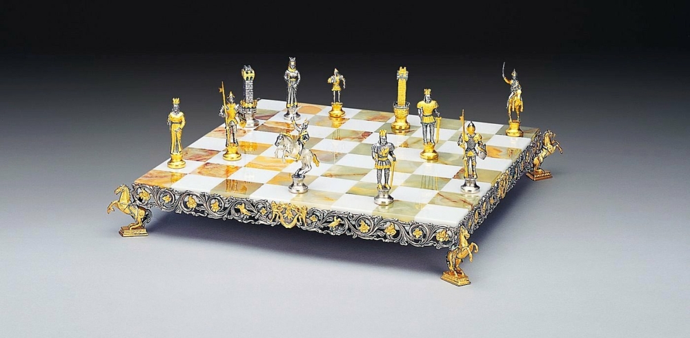 Ensemble "Charlemagne Empereur du Saint Empire Romain" Echiquier et Jeu d'Echecs en Bronze, Onyx et Or 24 Carats