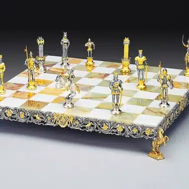 Ensemble "Charlemagne Empereur du Saint Empire Romain" Echiquier et Jeu d'Echecs en Bronze, Onyx et Or 24 Carats