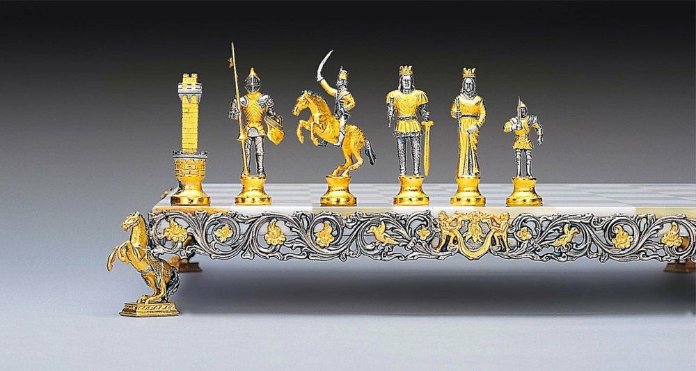 Ensemble "Charlemagne Empereur du Saint Empire Romain" Echiquier et Jeu d'Echecs en Bronze, Onyx et Or 24 Carats