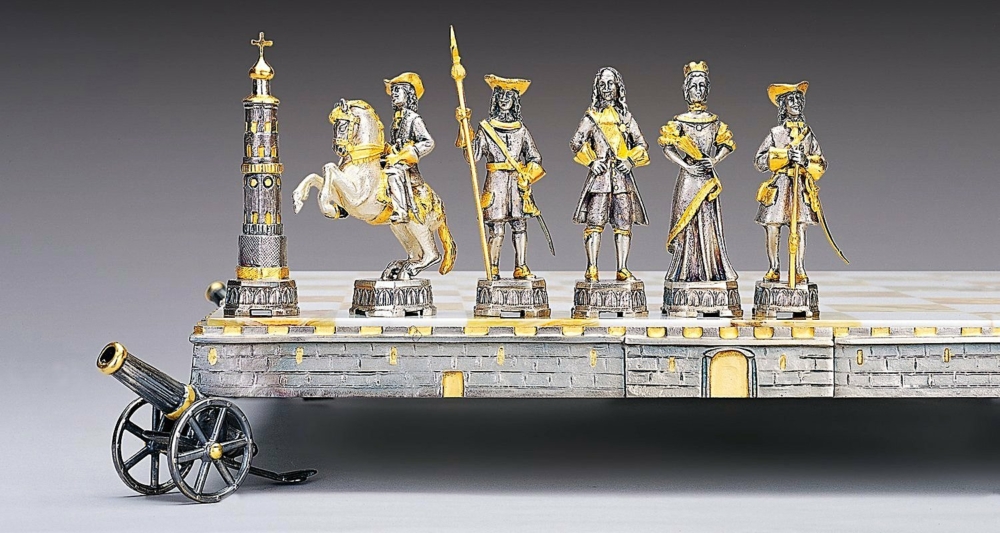 Ensemble "Pierre Ier Premier Empereur de Russie" Echiquier et Jeu d'Echecs en Bronze, Onyx et Or 24 Carats