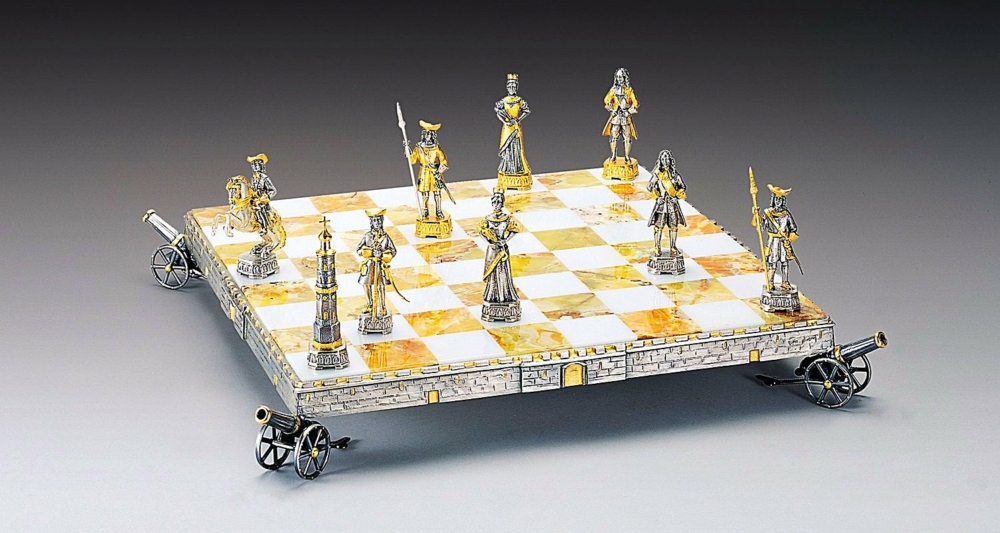 Ensemble "Pierre Ier Premier Empereur de Russie" Echiquier et Jeu d'Echecs en Bronze, Onyx et Or 24 Carats