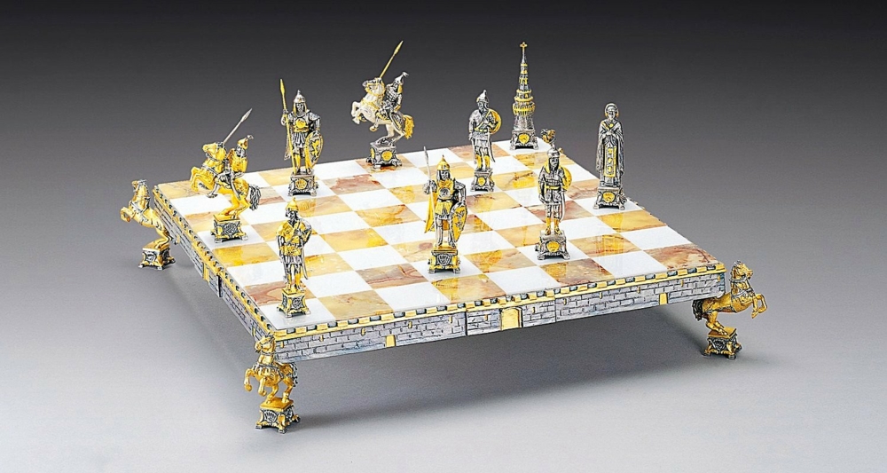 Ensemble "Dimitri Donskoj Prince Russe du XVe Siècle" Echiquier et Jeu d'Echecs en Bronze, Onyx et Or 24 Carats