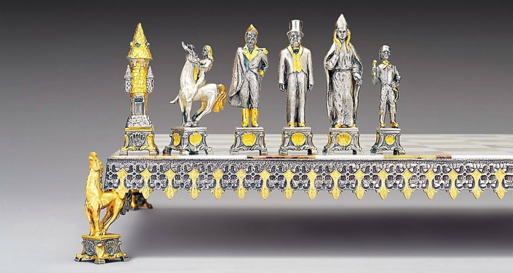 Ensemble "Revolution Russe de 1917" Echiquier et Jeu d'Echecs en Bronze, Onyx et Or 24 Carats
