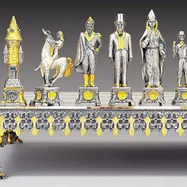 Ensemble "Revolution Russe de 1917" Echiquier et Jeu d'Echecs en Bronze, Onyx et Or 24 Carats