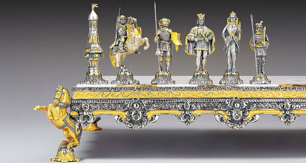 Ensemble "Epoque Médiévale" Echiquier et Jeu d'Echecs en Bronze, Onyx et Or 24 Carats