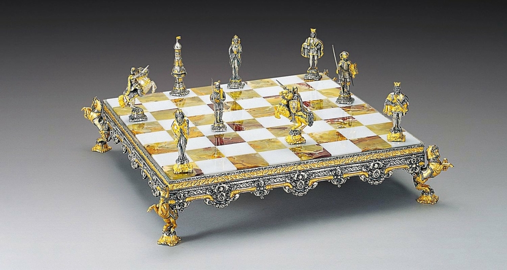 Ensemble "Epoque Médiévale" Echiquier et Jeu d'Echecs en Bronze, Onyx et Or 24 Carats