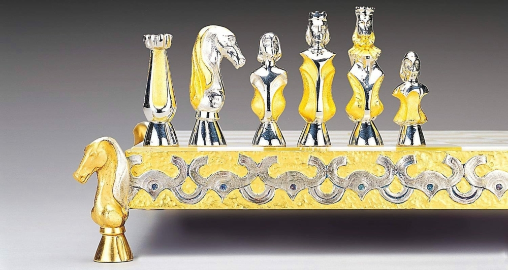 Ensemble "Les Maures en Espagne VIIIe Siècle" Echiquier et Jeu d'Echecs en Bronze, Onyx et Or 24 Carats