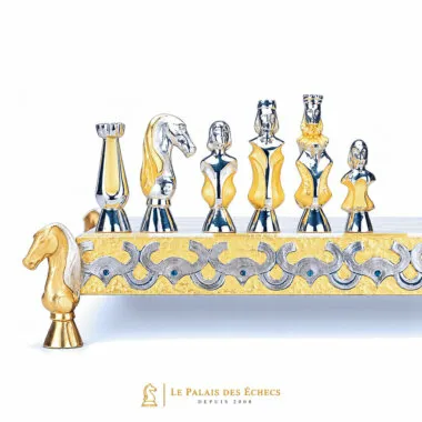 Ensemble "Les Maures en Espagne VIIIe Siècle" Echiquier et Jeu d'Echecs en Bronze, Onyx et Or 24 Carats