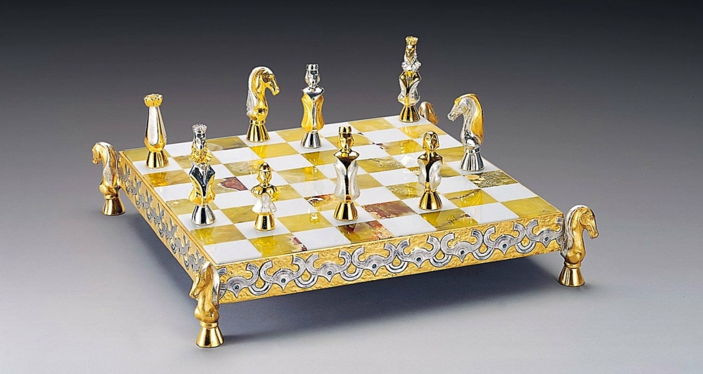Ensemble "Les Maures en Espagne VIIIe Siècle" Echiquier et Jeu d'Echecs en Bronze, Onyx et Or 24 Carats