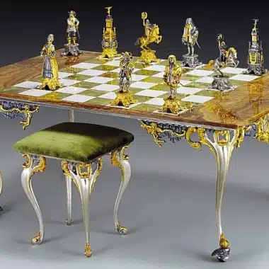 Ensemble XL "Louis XIV le Roi Soleil " Table d'Echiquier rectangulaire et Jeu d'Echecs en Bronze, Onyx et Or 24 Carats