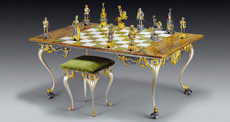 Ensemble XL "Louis XIV le Roi Soleil " Table d'Echiquier rectangulaire et Jeu d'Echecs en Bronze, Onyx et Or 24 Carats