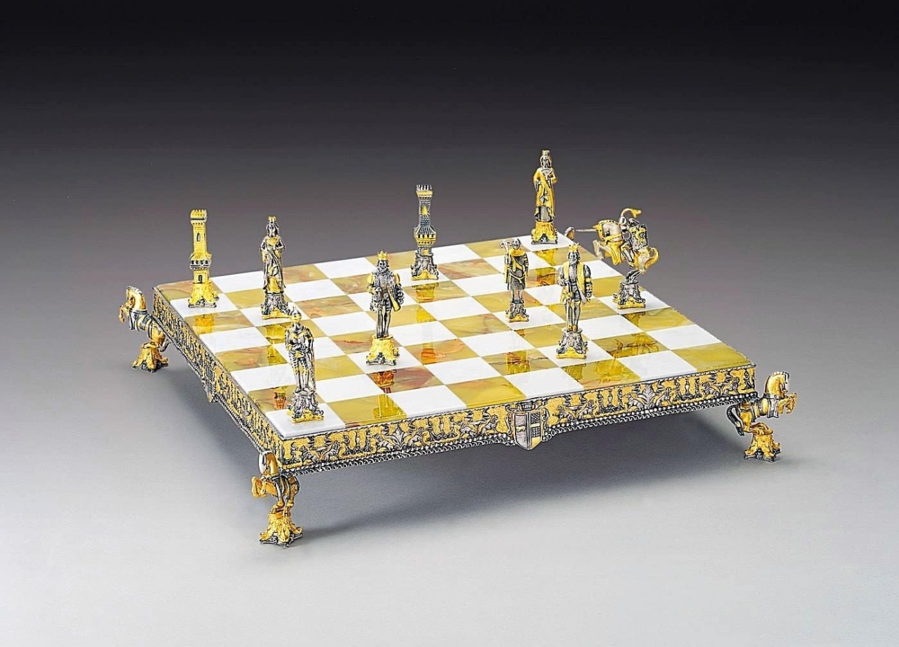 Ensemble "Henri II d'Angleterre" Echiquier et Jeu d'Echecs en Bronze, Onyx et Or 24 Carats