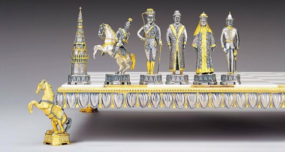 Ensemble "Nicolas II le Dernier Empereur de Russie" Echiquier et Jeu d'Echecs en Bronze, Onyx et Or 24 Carats