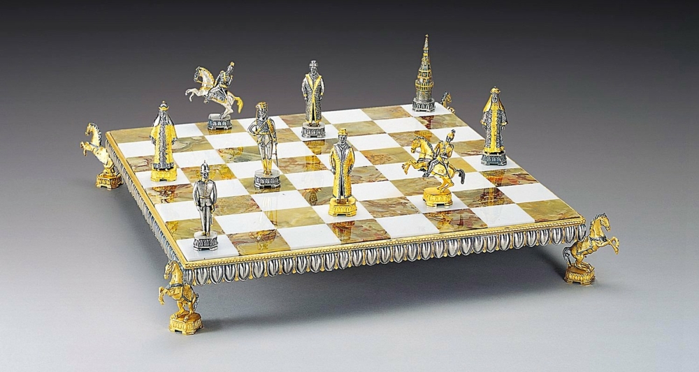 Ensemble "Nicolas II le Dernier Empereur de Russie" Echiquier et Jeu d'Echecs en Bronze, Onyx et Or 24 Carats