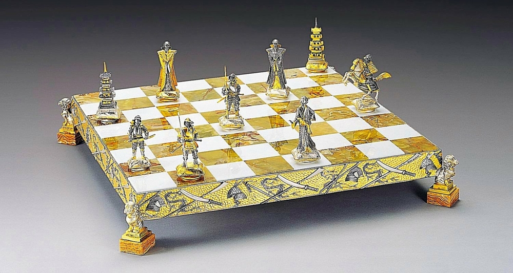 Ensemble "Samourai Bataille de Nagashino" Echiquier et Jeu d'Echecs en Bronze, Onyx et Or 24 Carats