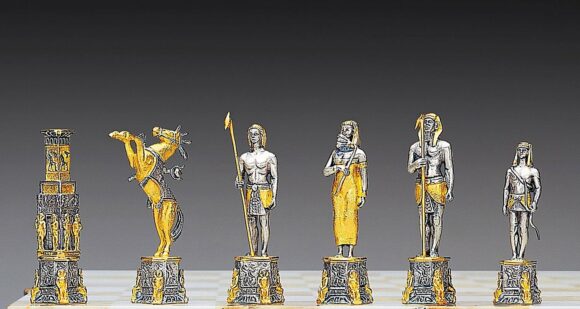 Ensemble "Ancienne Egypte" Table d'Echiquier et Jeu d'Echecs en Bronze, Onyx et Or 24 Carats