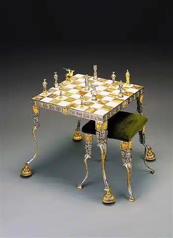 Ensemble "Prince Siegfried Héros des Nibelungen" Table d'Echiquier et Jeu d'Echecs en Bronze, Onyx et Or 24 Carats