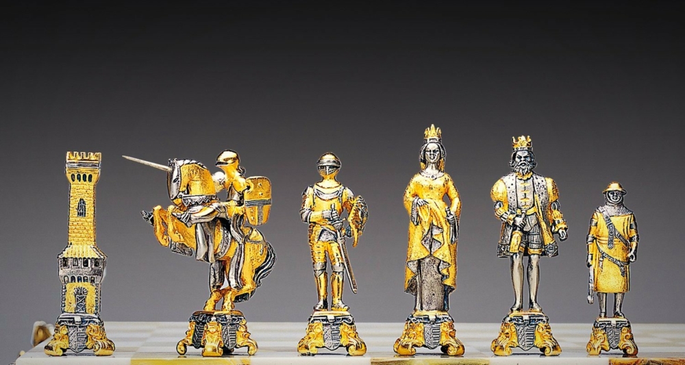 Ensemble "Roi Arthur et Guenièvre" Table d'Echiquier et Jeu d'Echecs en Bronze, Onyx et Or 24 Carats