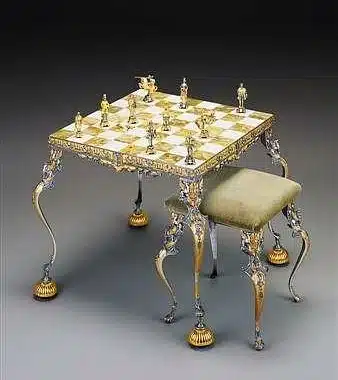 Ensemble "Roi Arthur et Guenièvre" Table d'Echiquier et Jeu d'Echecs en Bronze, Onyx et Or 24 Carats