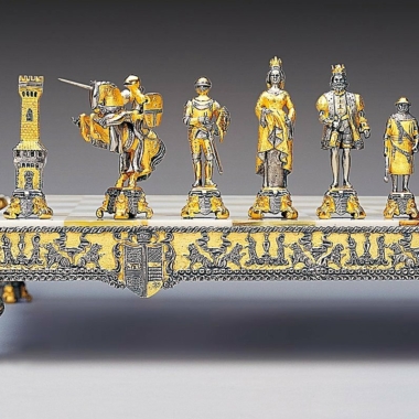 Ensemble "Roi Arthur et Guenièvre" Echiquier et Jeu d'Echecs en Bronze, Onyx et Or 24 Carats