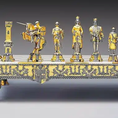 Ensemble "Roi Arthur et Guenièvre" Echiquier et Jeu d'Echecs en Bronze, Onyx et Or 24 Carats